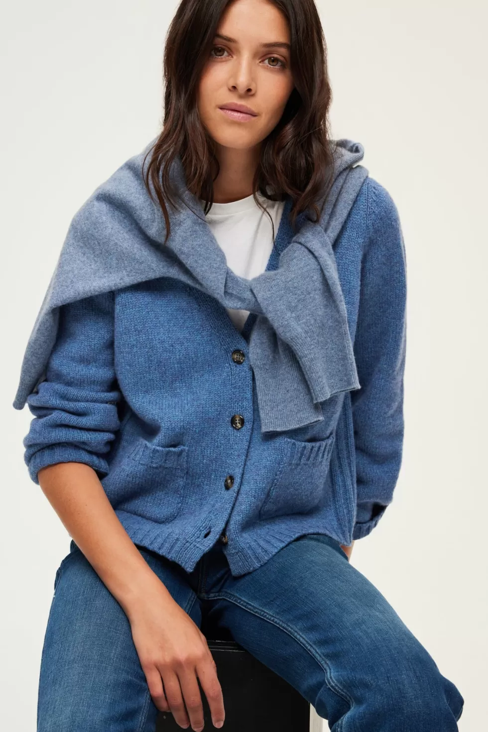 Pablo Maille | Gilet bleu chiné à col V - JOZIE